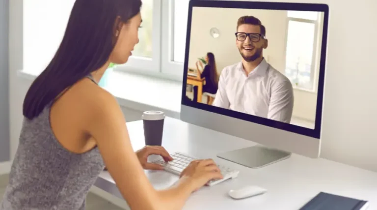 Femme qui rencontre son conseiller pour retirer RREGOP avant retraite