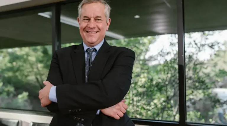 Cadre en veston souriant grâce à son régime RRPE vs RREGOP