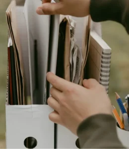 Travailleuse avec RREGOP qui classe des papiers