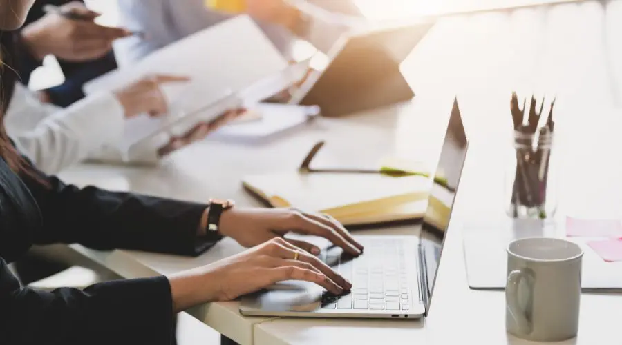 Travailleuse de la fonction publique avec RREGOP à son bureau