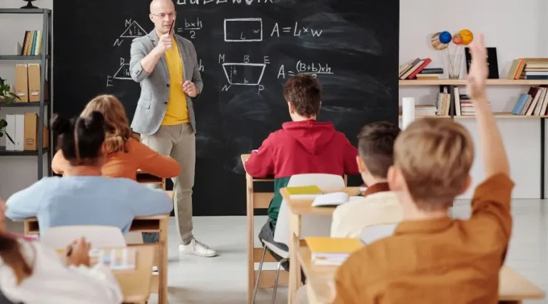 Enseignant avec une retraite RREGOP dans sa classe